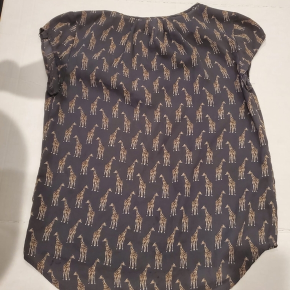 EUC, H&M Conscious Blouse Women's Size 2 Gray Giraffe Print V-Neck Cap Sleev… - Picture 2 of 6